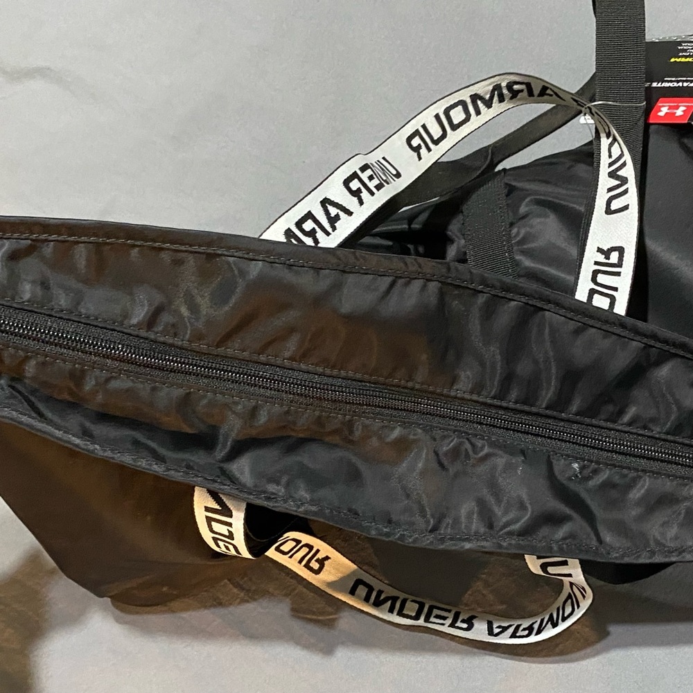 NWT! Under Armour Duffle Bag Black and White PERFECT for gym or over night trips - Picture 10 of 13